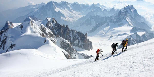 Uso de crampones y raquetas de nieve 