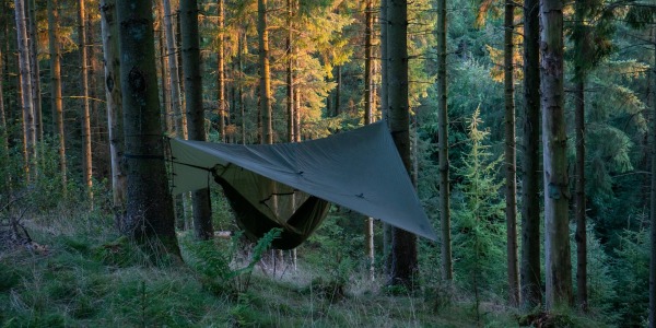 ¿Qué es un tarp de supervivencia? Usos y consejos