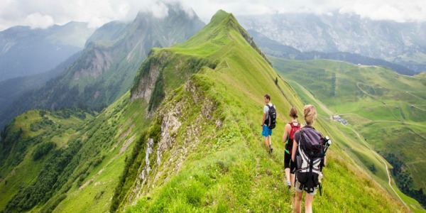 Cómo cargar peso en travesías de montaña